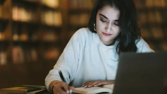 विद्यार्थिनी