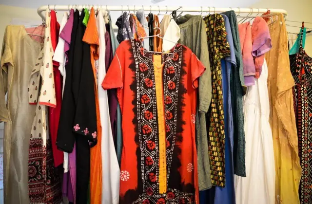 પતિના મૃત્યુ છતાં લાલ રંગના વસ્ત્રો પહેરવા બદલ સતાવવામાં આવેલી વિધવાએ દાનમાં આપેલો ડ્રેસ.