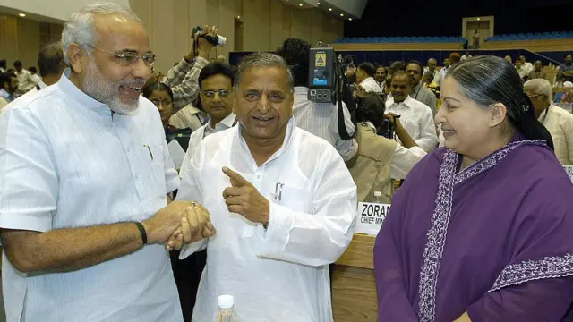 (तस्वीरों में बाएं से दाएं की ओर) साल 2005, नेशनल डेवलपमेंट काउंसिल की बैठक में गुजरात,यूपी और तमिलनाडु के तत्कालीन मुख्यमंत्री नरेंद्र मोदी, मुलायम सिंह यादव और जयललिता.