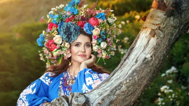 Жінка у вінку