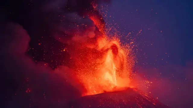 آتش فشاں کو انگریزی میں والکینو کہتے ہیں اور یہ نام یونانی آگ کے خدا سے لیا گیا تھا