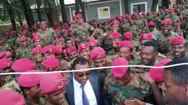 ወታደሮቹ ከምክትል ጠቅላይ ሚንስትር ደመቀ ጋር