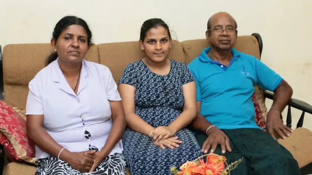 චමෝදී මව සහ පියා සමග