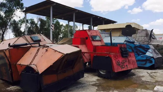 نمونه خودروهایی که داعش با تکه‌های آهن طراحی و رنگ‌آمیزی کرده و برای حمله انتحاری استفاده می‌کند. در هر خودرو یک صندلی است برای سفر یک نفره و یک طرفه به جهان دیگر