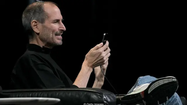 Steve Jobs: Chiếc áo cổ lọ đen, quần jean và giày thể thao New Balance khiến ông trở thành một trong những nhà lãnh đạo công nghệ dễ nhận biết nhất