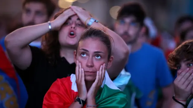 مشجعو المنتخب الايطالي محبطون بعد تسجيل المنتخب الانجليزي