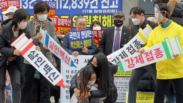 전국학부모단체연합 회원들이 9일 정부세종청사 교육부 앞에서 집회를 갖고 소아·청소년 백신 접종 및 백신패스 도입 추진을 철회할 것을 요구하는 퍼포먼스를 하고 있다