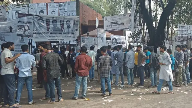 ডাকসু নির্বাচনের সময় একটি হলের বাইরে শিক্ষার্থীদের জটলা