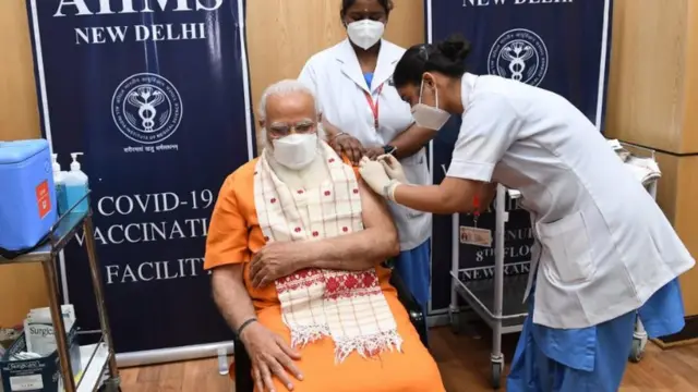 రెండో డోస్ వ్యాక్సీన్ వేయించుకుంటున్న మోదీ