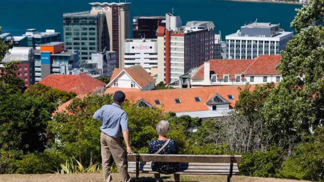 تتبع البلاد سياسات سخية لدعم الآباء والأمهات، والأطفال، والطلاب، وكبار السن.