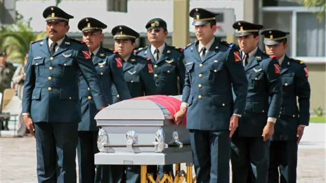 Militares junto a un féretro