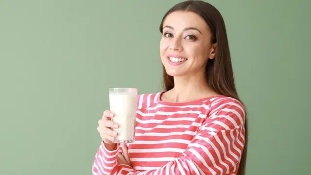 سيدة تتناول كوبا من الحيب