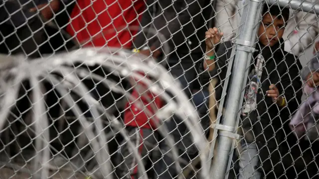 Instalación de las autoridades migratorias de EE.UU. para acoger migrantes en El Paso, Texas