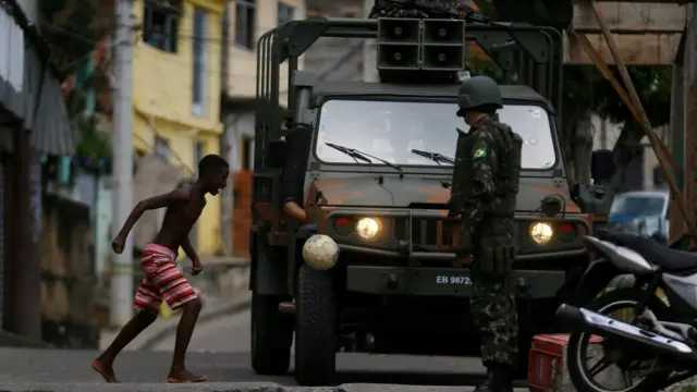 Garoto joga bola, que vaijogo da roleta que multiplicadireção a militar