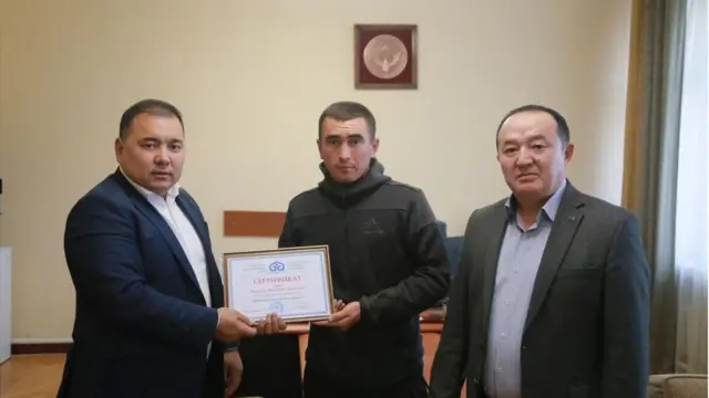 Ош шаарынын тургуну Шүкүрали Тойчиев эки бөлмөлүу батирин алдын ала камсыздандырып койгондуктан, өрт кырсыгы болгондо мамлекеттик компаниядан 850 миң сом жардам алды.