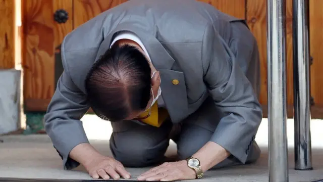 في مارس/ آذار تقدّم لي مان هي باعتذار بسبب تفشي الفيروس