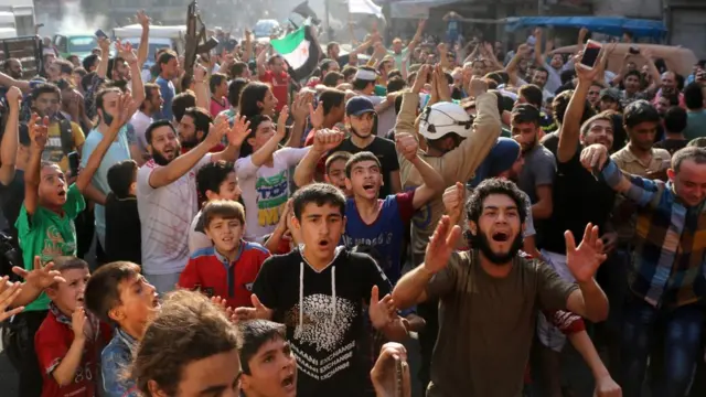 Suriyeliler Halep'te kutlama yapıyor.