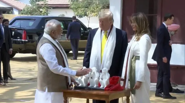 அமெரிக்க அதிபர் டிரம்ப் இந்திய வருகை: இன்னும் சில நிமிடங்களில் `நமஸ்தே டிரம்ப்` நிகழ்வு - Live