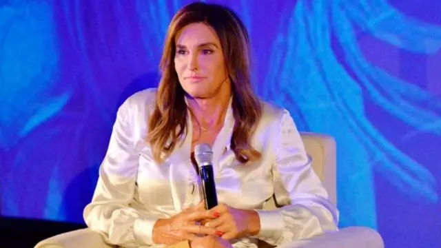 د کایلي او کېنډل پلار او د اولمپیک لوبو پخوانی لوبغاړی روس جینر چې د جنسیت بدلون له جراحي عملیاتو وروسته کېتلاین جینر شوه.