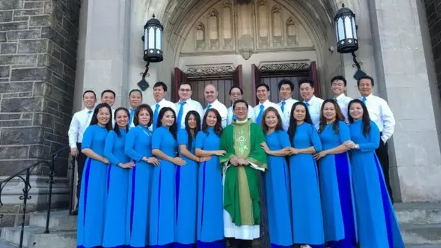 Cha Thomas Trần và các thành viên của dàn hợp xướng Cecilia tại nhà thờ Thánh Nicholas Tolentine ở Bronx, New York.
