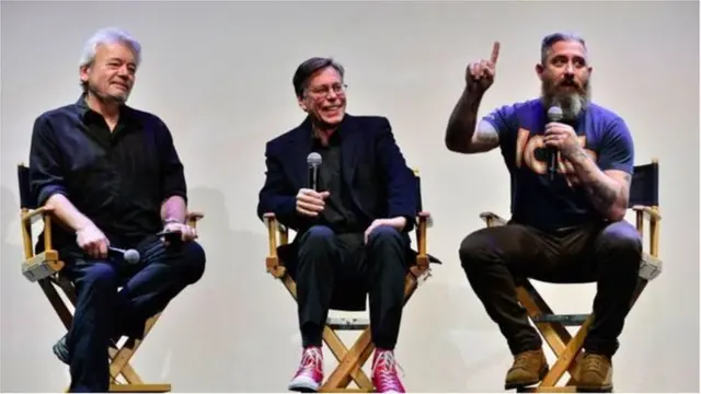 బాబ్ లాజర్ (మధ్యలో ఉన్న వ్యక్తి)