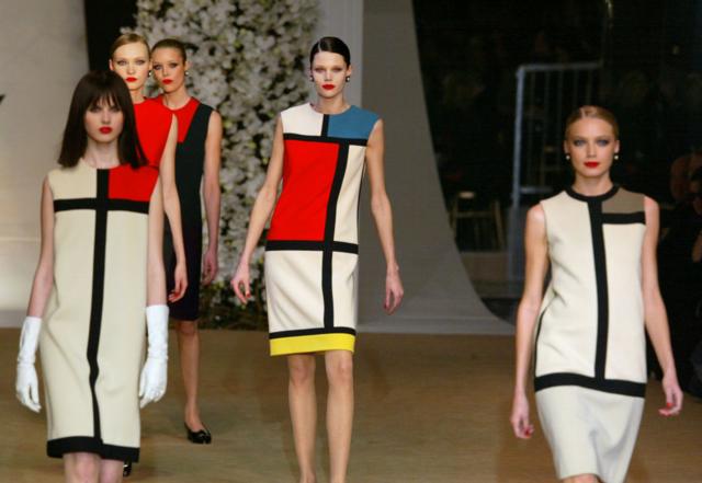 Modelos usando Mondrian Dress, criação de Yves Saint-Laurent, no desfile de retrospectiva da obra do estilista no centro cultural parisiense George Pompidou em 2002