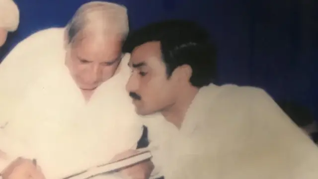 कांशी राम के क़रीबी रहे सुनील चित्तौड़ (तस्वीर में सुनील चित्तौड़ कांशी राम से बात करते हुए)