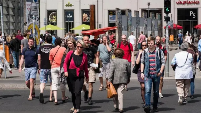 Alemães cruzando a rua