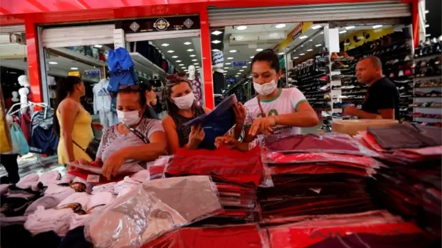 Mulheres fazendo compras na Ceilandia,jogos para jogar no tedioBrasília