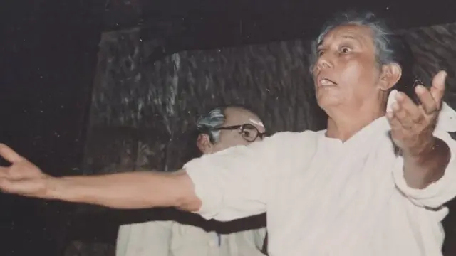 நிலம்பூர் ஆயிஷா பல மேடை நாடகங்களில் நடித்துள்ளார்.