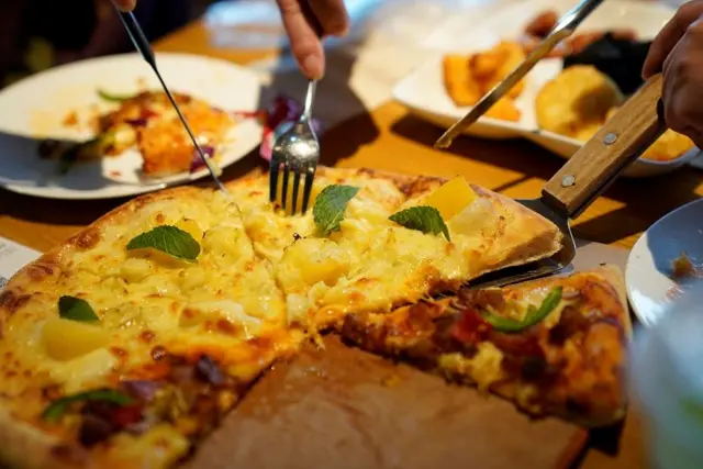 นักวิจัยพบว่ากลิ่นอาหารที่ไม่ดีต่อสุขภาพอย่างพิซซาและคุกกี้ มีอิทธิพลทำให้ผู้เข้าร่วมการทดลองเลือกอาหารที่ดีต่อสุขภาพได้มากกว่า