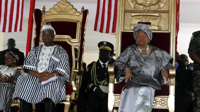El vicepresidente de Liberia Joseph Boakai junto a la presidenta Ellen Johnson Sirleaf