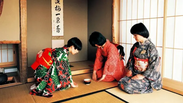 Многие японские церемонии и духовные практики сосредоточены на переживаемом моменте