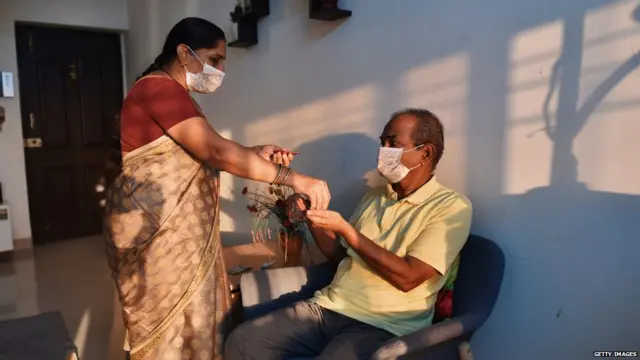 दवा देते हुए