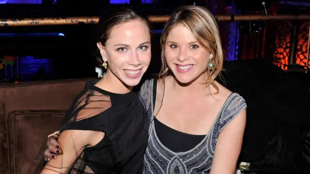 Markay aqalka cad ka tagtay Barbara Bush oo bidix ka muuqata waxay aasaastay musasad aan faa'iido doon ahayn oo caafimaad, Jenna Bush-na waxay noqotay saxafiyad iyo qoraa