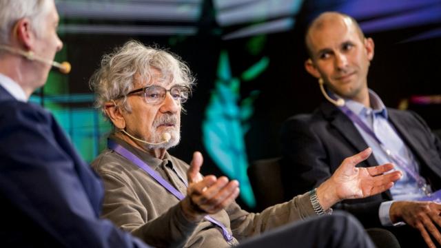 Humberto Maturana junto a Anil Seth en la conferencia Nobel Prize Dialogue en Chile.