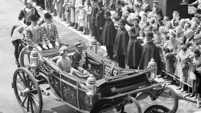 किंग पूमीपोन दौरा करते हुए