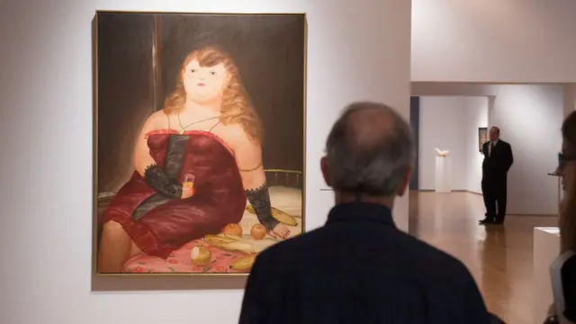 Visitante observa un cuadro del artista colombiano Fernando Botero.