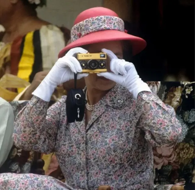 એલિઝાબેથ અને તેમનો ચર્ચિત રોલેઈ કૅમેરા. તસવીર 1981ની છે