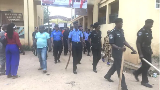 Awọn agbofinro to wa ni aafin Ataoja