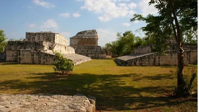 Развалины двух пирамид с пространством между ними