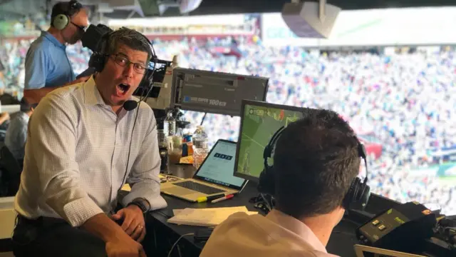 Fernando Palomo cantando un gol.