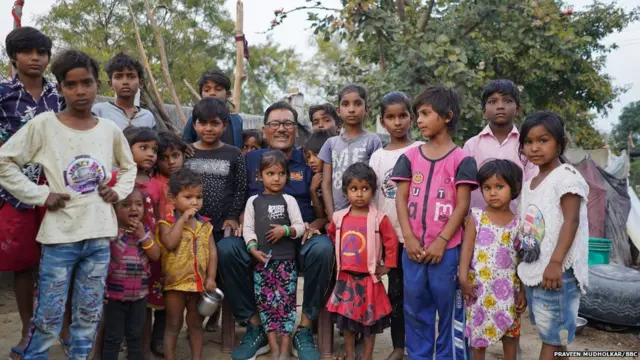 विजय बारसे आणि झोपडपट्टीतील मुलं