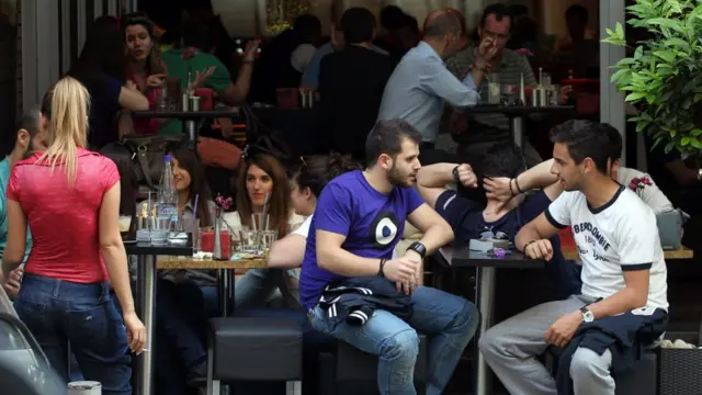 Jóvenes sentados en un bar de Atenas.