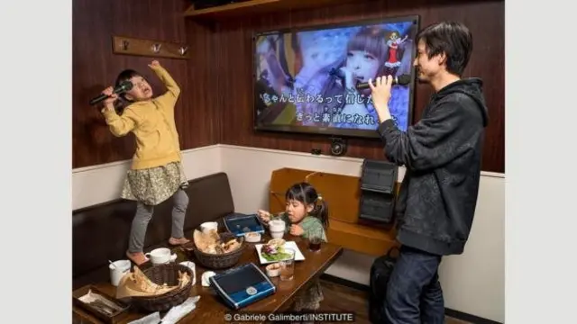 Takeshi Masuma bekerja 40 jam seminggu sebagai akuntan di Tokyo. Di waktu luangnya, dia suka mengajak anak perempuannya berkaraoke.