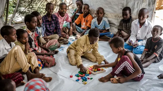 In aad korto adiga oo aan lahayn carruur aad la ciyaarto, la sheekaysato, dugsigana aad isku raacdaan ma ay ahayn wax sahlan