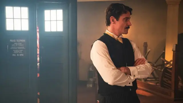 Hrvatski glumac Goran Višnjić kao Tesla u popularnoj naučno-fantastičnoj seriji "Doktor Hu"