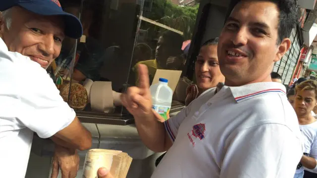 "Con todo esto me dan un solo billete" (bolívares a pesos colombianos)", le contaba este venezolano a BBC Mundo.