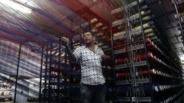 ફૅક્ટ્રીમાં વ્યક્તિ