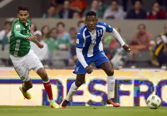 Honduras y México en acción.